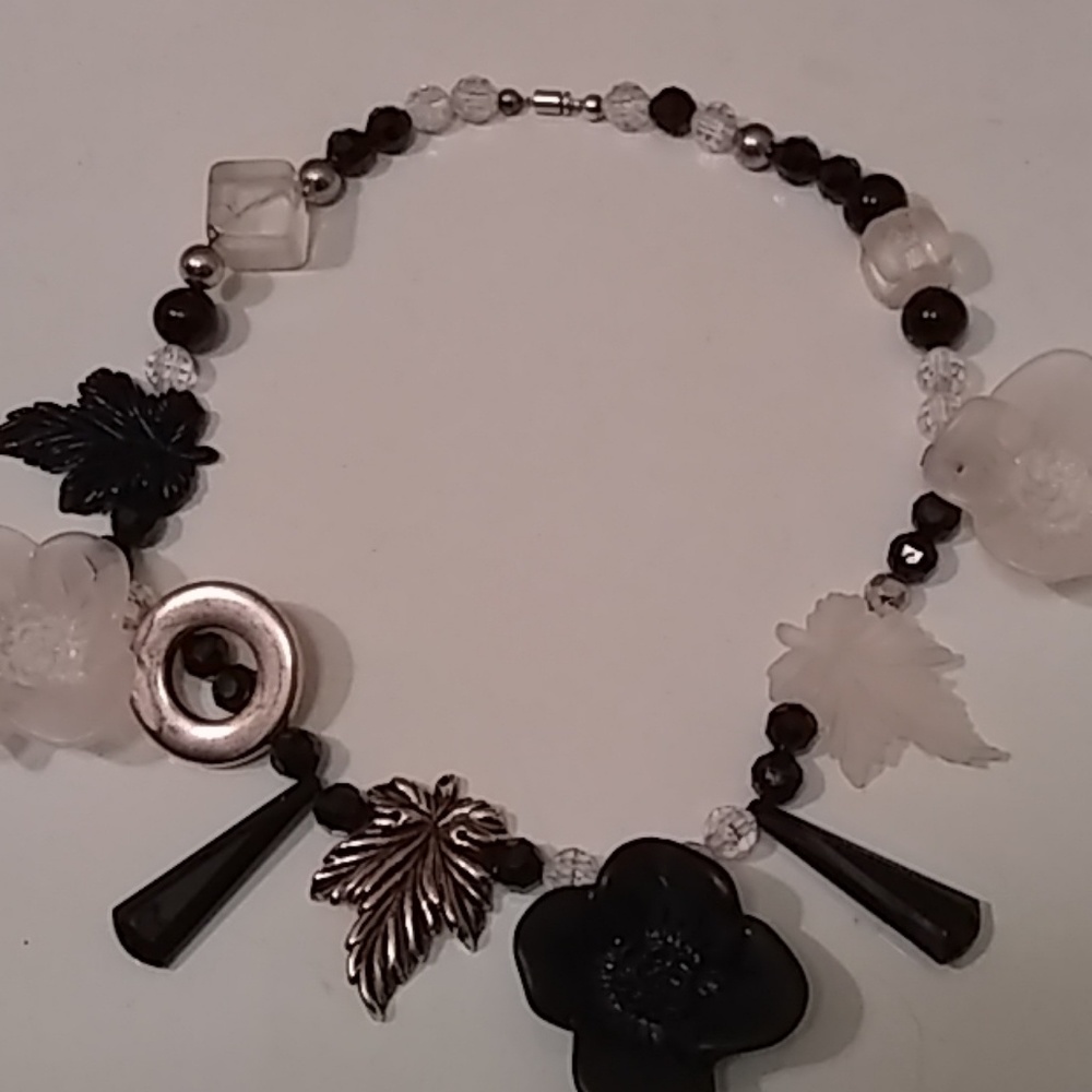 VINTAGE B&W acrylic and silver flower choker NWOT